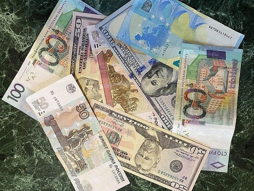 Курсы валют 26 октября: доллар и евро снова в минусе, российский рубль прибавляет в цене