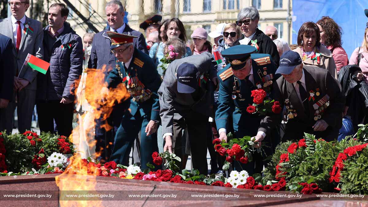 Ветераны возлагают цветы у Вечного огня в День Победы