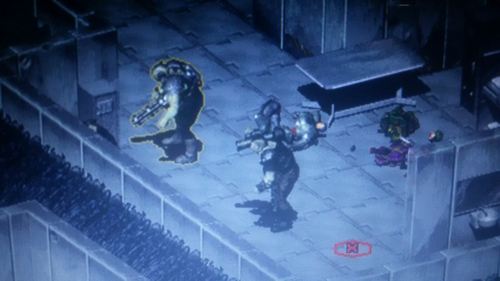 Одним выстрелом с гатлинг-лазера супермутант разрезал пополам солдата в силовой броне и искромсал ещё двух бедолаг