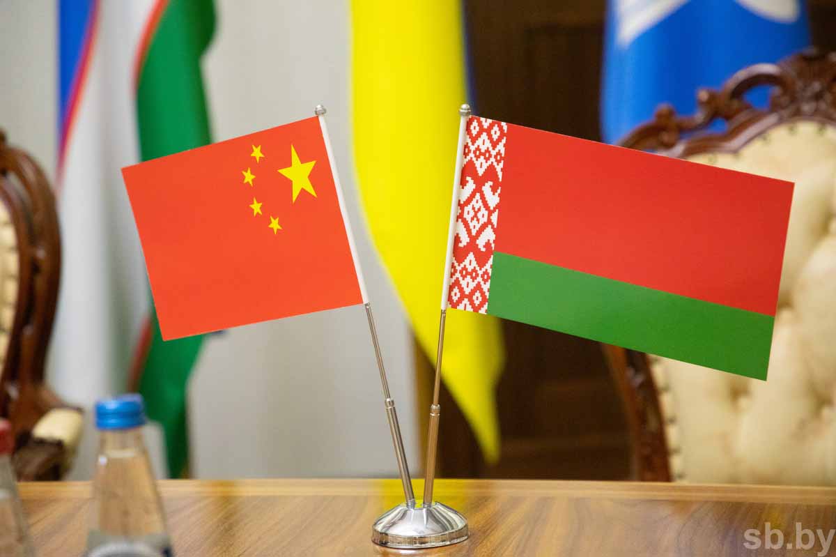 Флаги Беларуси и Китая