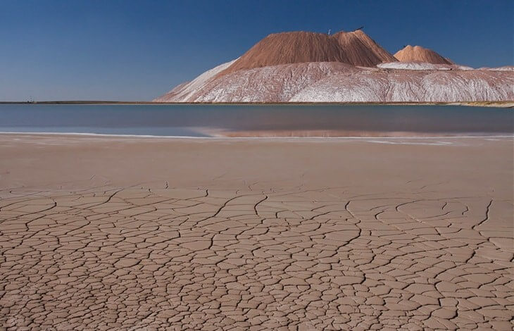 Озеро, высохшая земля и горы в Солигорске