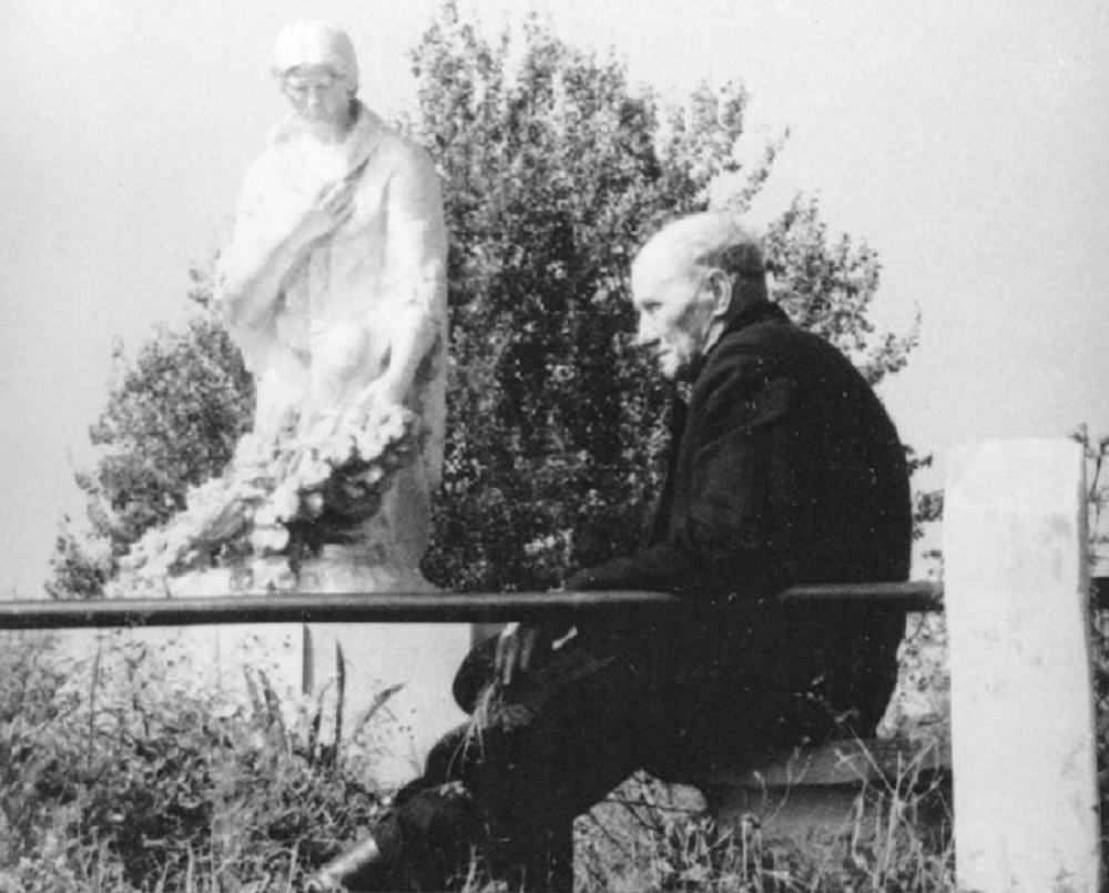 Иосиф Каминский у памятника Скорбящая мать, 1965 год
