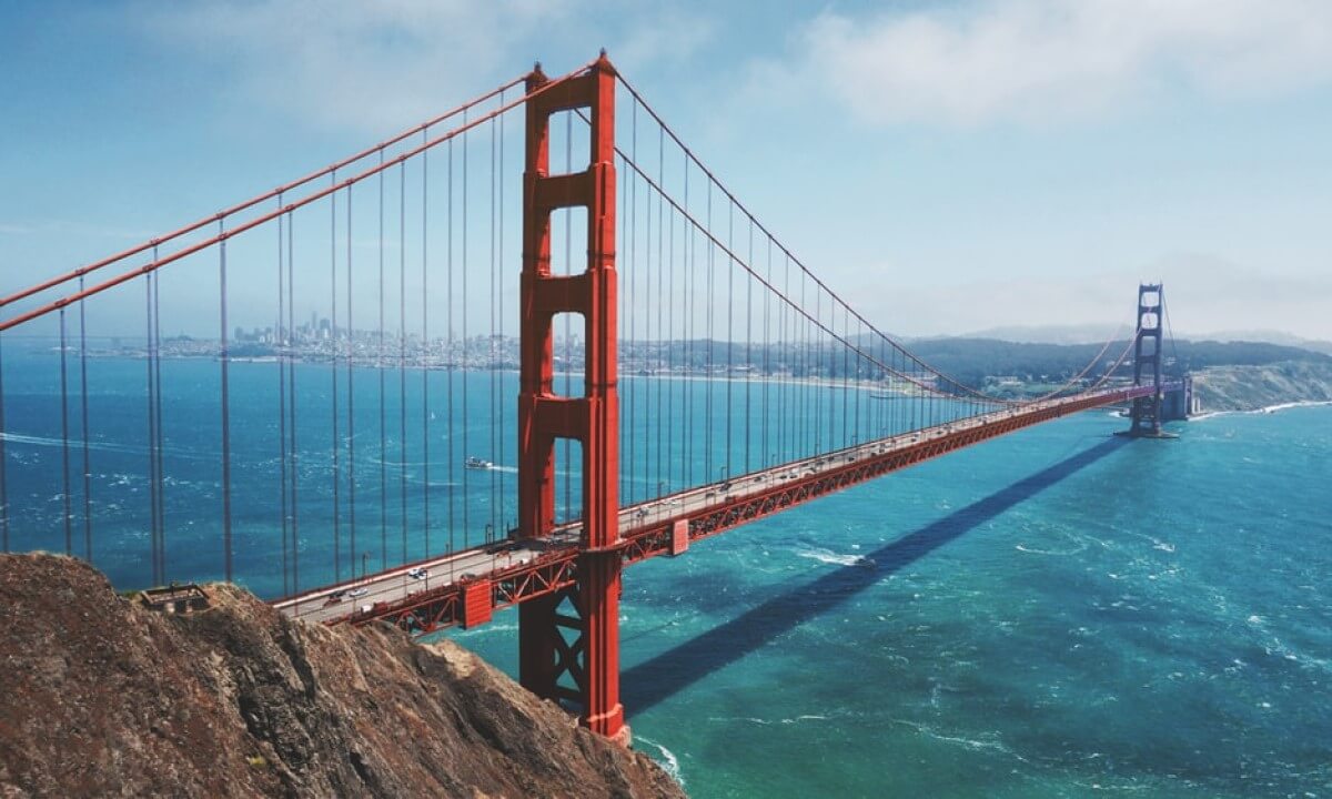 Мост "Золотые ворота" построен над одноименным проливом соединяющим залив Сан-Франциско с Тихим океаном