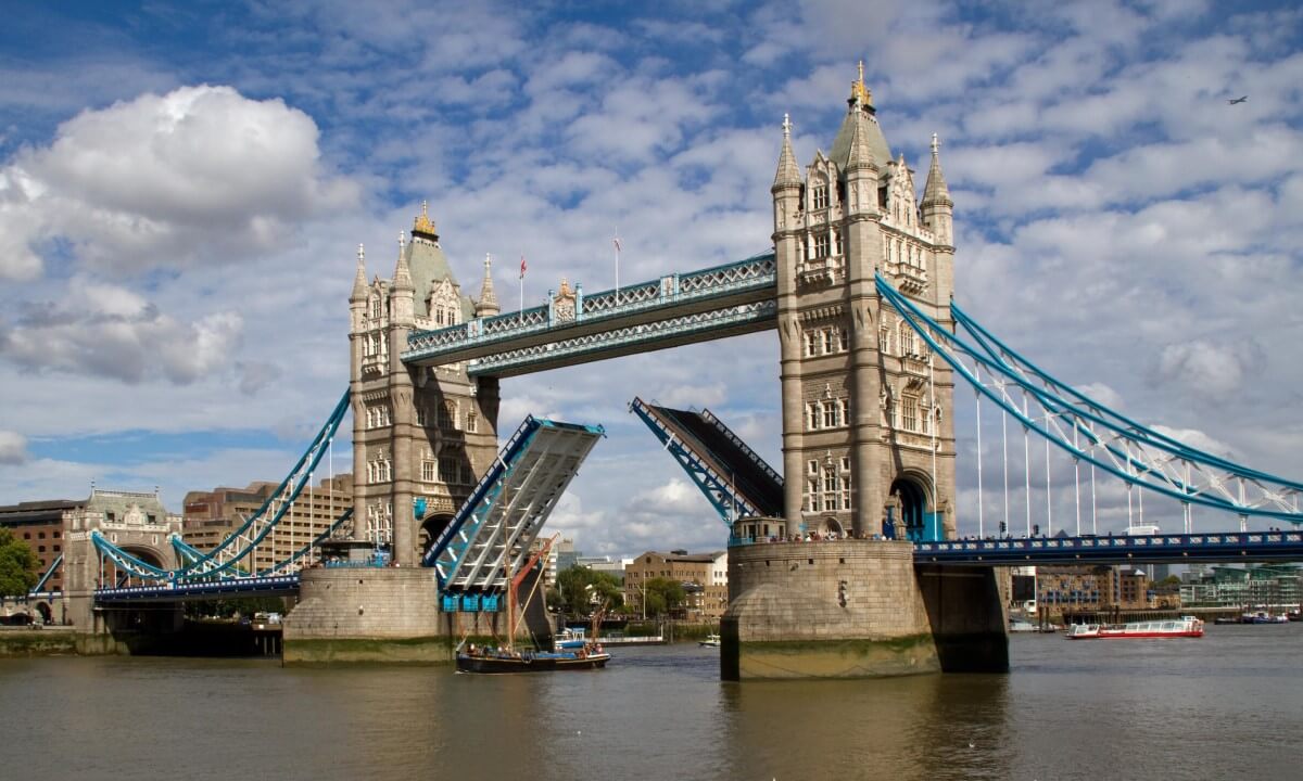 Тауэрский мост в некоторых случаях путают Лондонским мостом