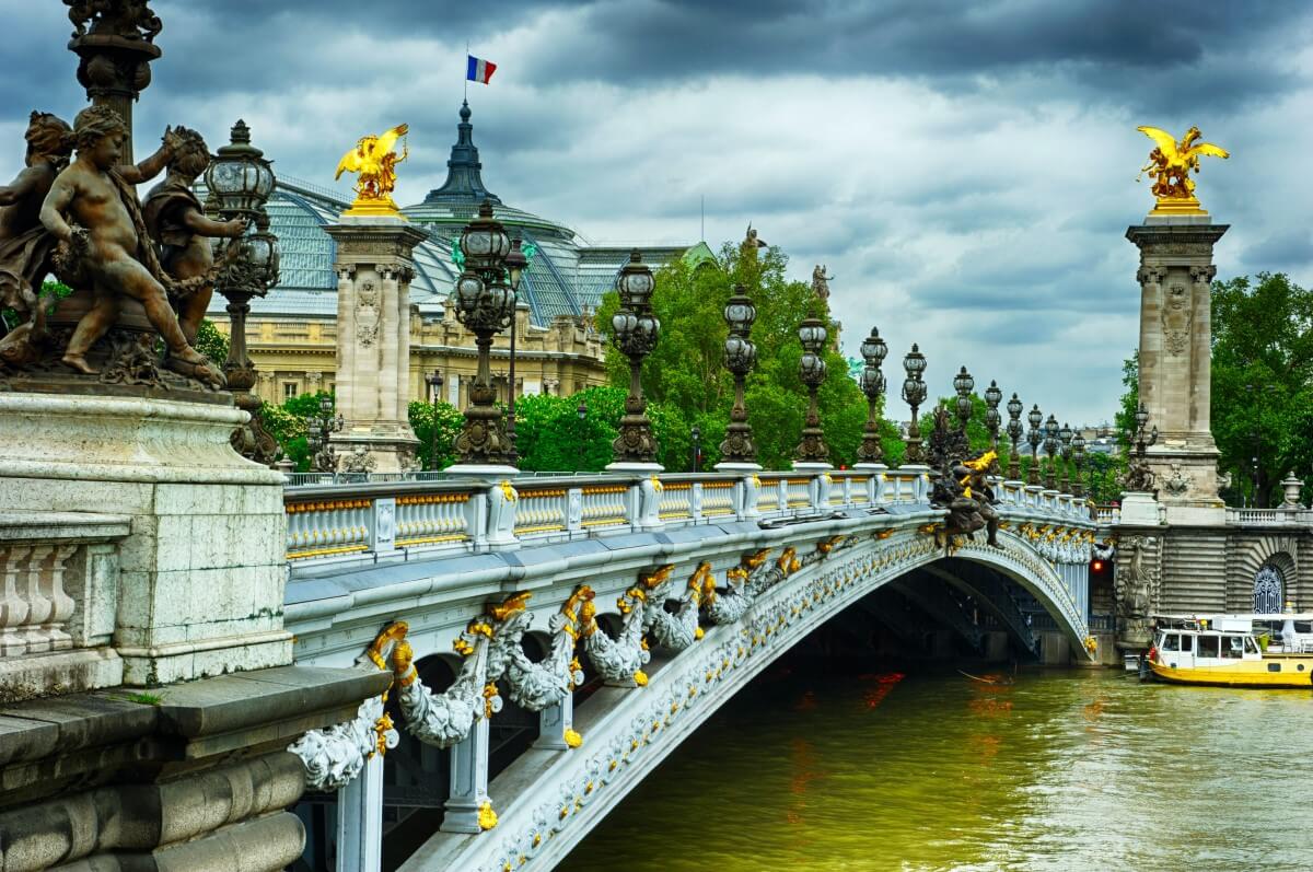 Мост Александра III назван в честь отца последнего императора России Николая II