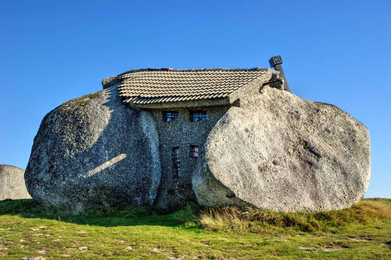 Дом-камень в Португалии
