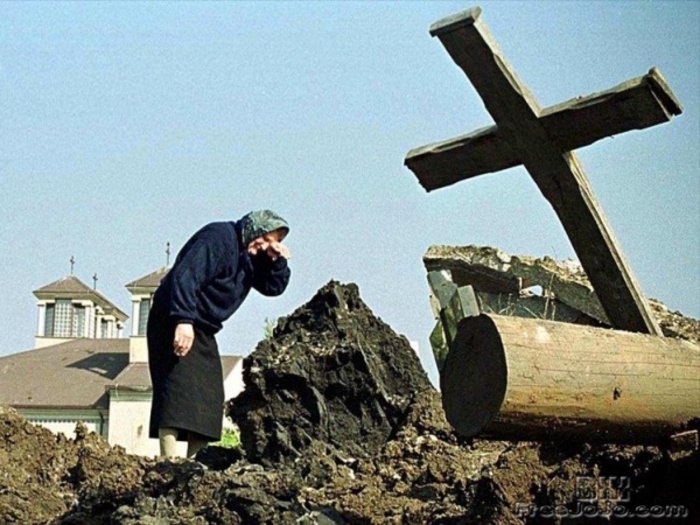 Развалины в Югославии, бабушка, крест