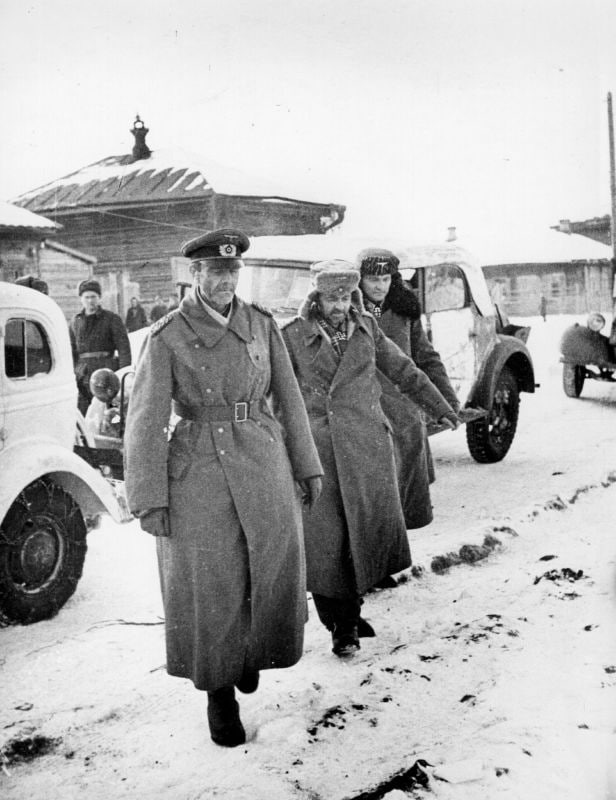 Фридрих Паулюс, начальник его штаба генерал-лейтенант Артур Шмидт и его адъютант Вильгельм Адам сдаются в плен