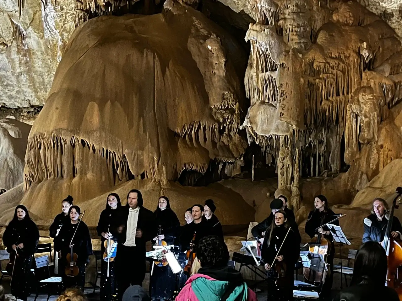 Музыканты в пещере