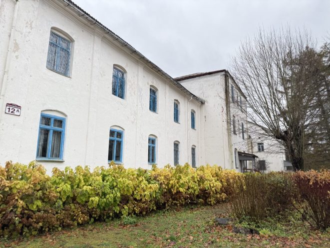 В Жодишках открыли выставку в здании бывшей психбольницы: атмосферно и с мурашками