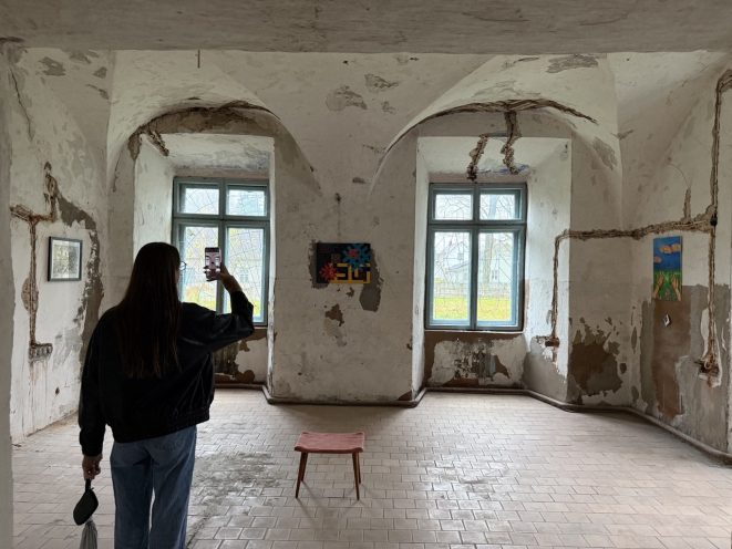 Заброшенная больница превратилась в арт-галерею: уникальная выставка под Сморгонью