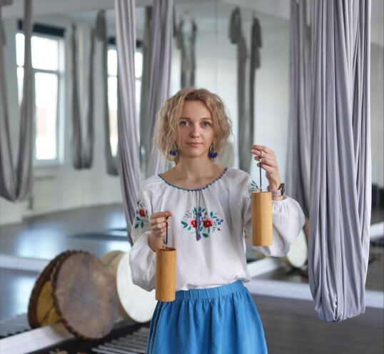 «Когда внутри становится тихо»: интервью с Анной Зинович о звуке, осознанности и женской силе