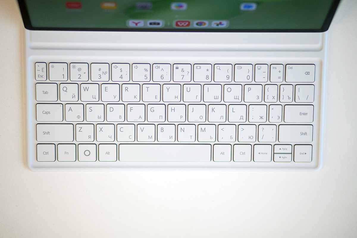 Клавиатура подключается по технологии NearLink и крепится к задней панели планшета магнитным способом