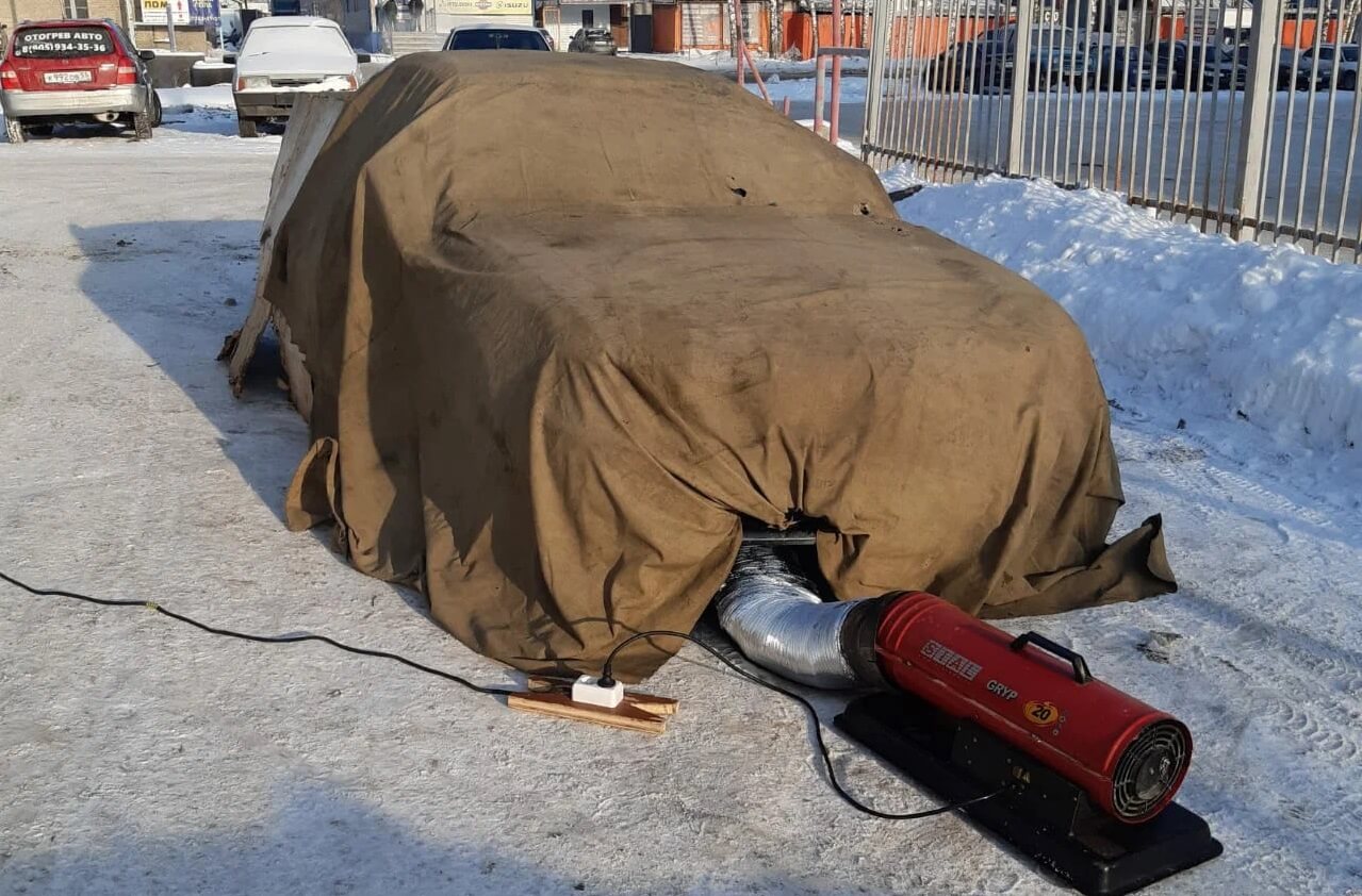 Отогревают авто тепловой пушкой