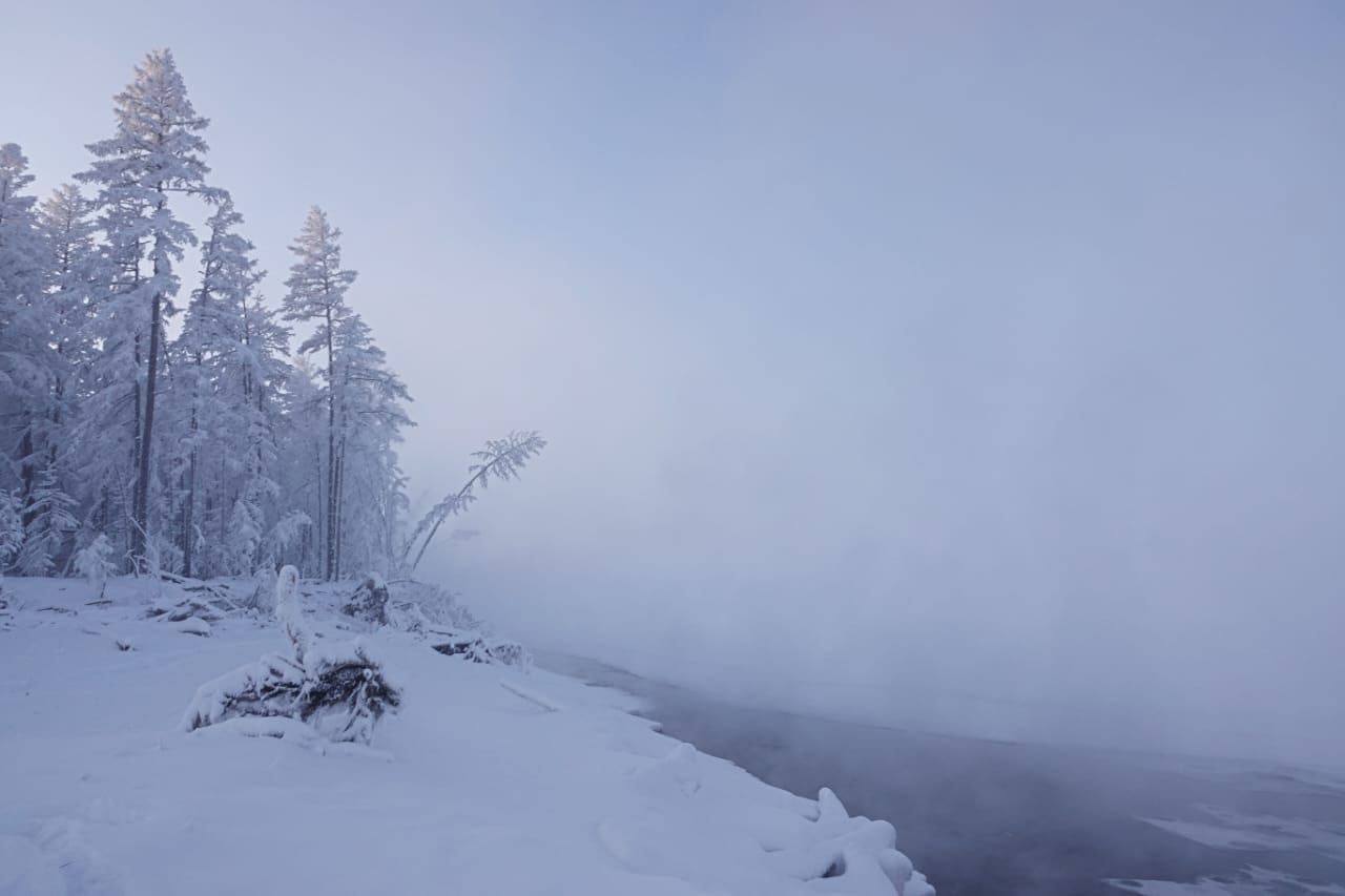 Снег, река и туман