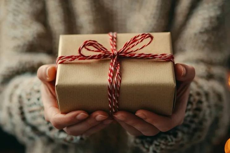 14 февраля: универсальные подарки для женщин и что дарить мужчинам