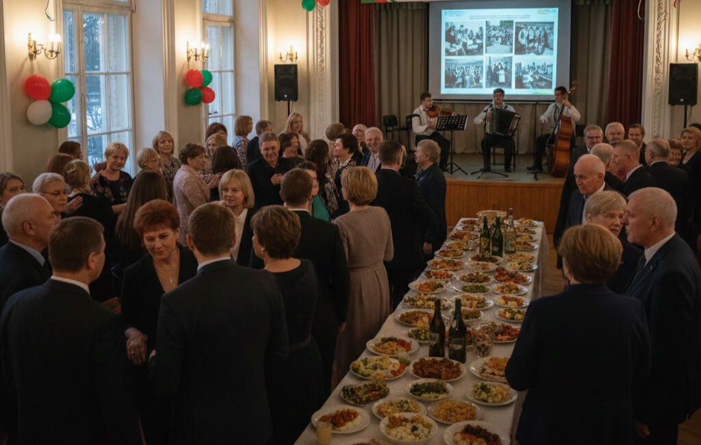 взрослые общаются