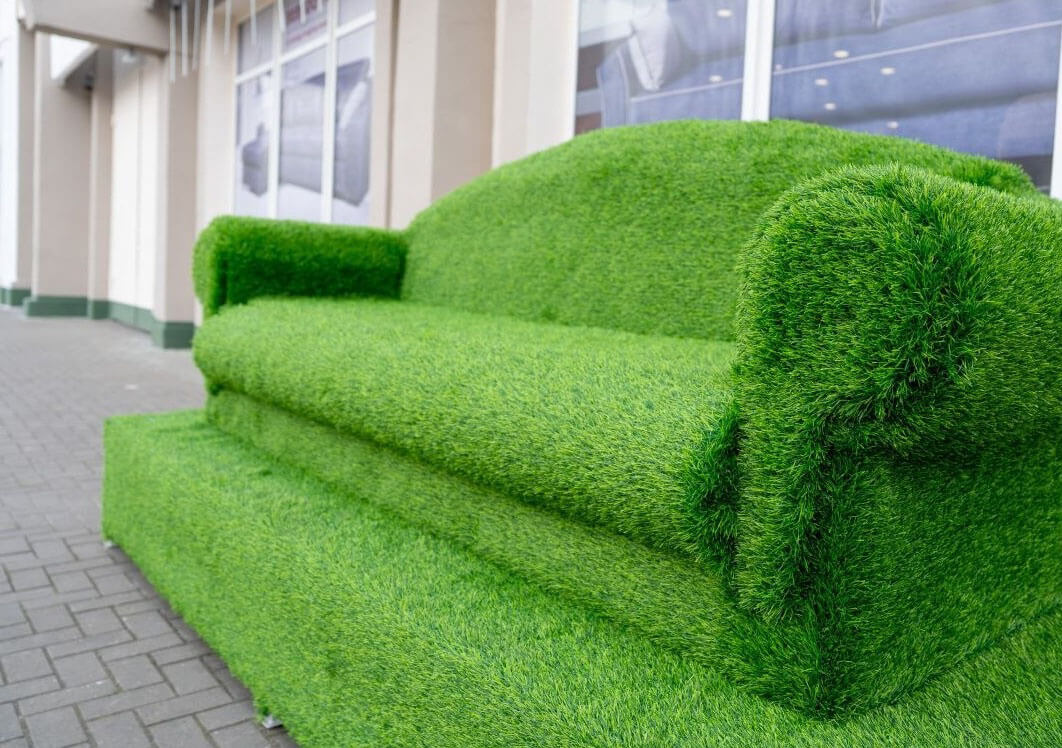 Диван на улице