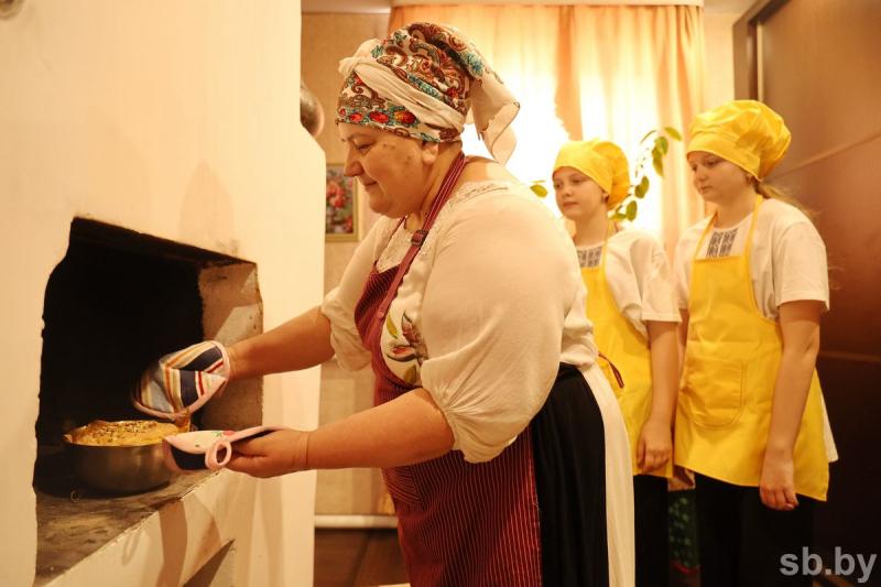 Готовят еду в печи