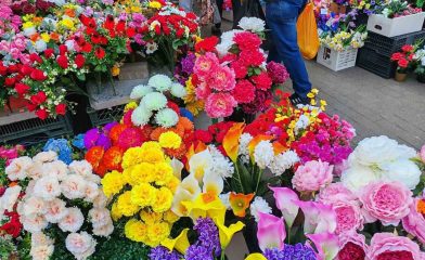 Комаровка. Искусственные цветы. Радоница