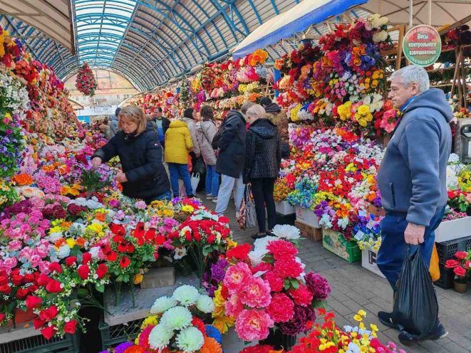 Комаровка. Искусственные цветы. Радоница