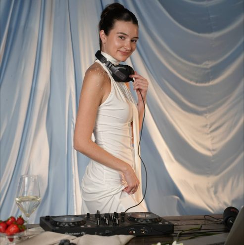 «Это моя нирвана»: как DJ Nadini играет сеты у Эйфелевой башни и на краю океана