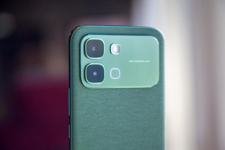 В Беларусь приехали смартфоны будущего от Infinix с «котиком» и пульсометром