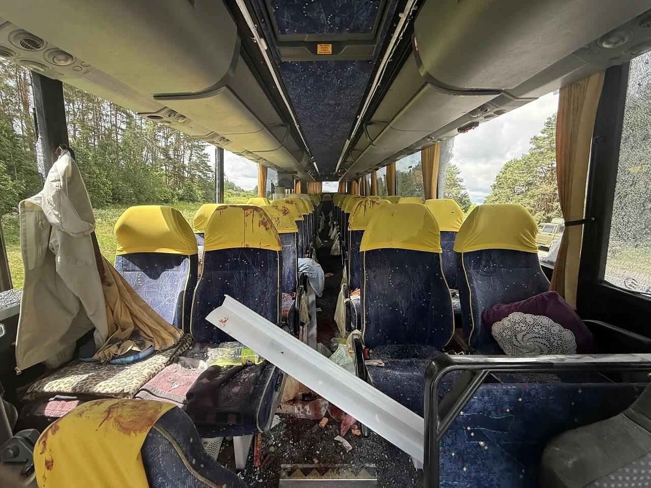 Салон поврежденного автобуса Салон поврежденного автобуса