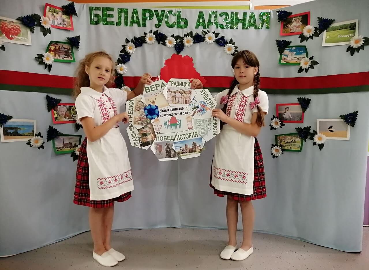 Беларусь единая и школьницы с поделками